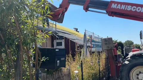 Miniature de la vidéo titrée \"CES LOCATAIRES SE SENTENT LÉSÉS FACE AUX TRAVAUX DU BAILLEUR SOCIAL"